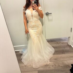 Camille La Vie Cream Plunge Sleeveless Gown